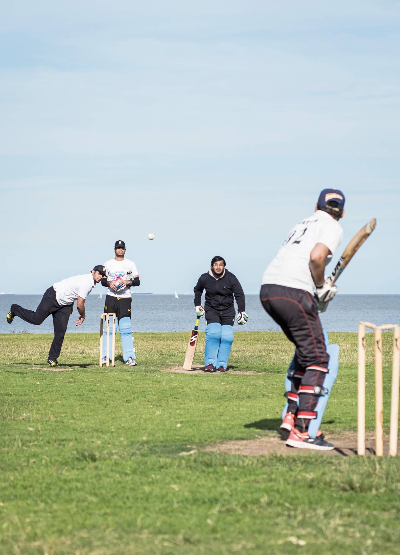 Desde 2012 un grupo de indios que viven en Uruguay se reúnen para practicar cricket en en la rambla de Punta Carretas. “Es una pasión en nuestro país”, dice el jugador Hidhayathullah Syed Sadullah, presidente del Uruguayan Cricket Association