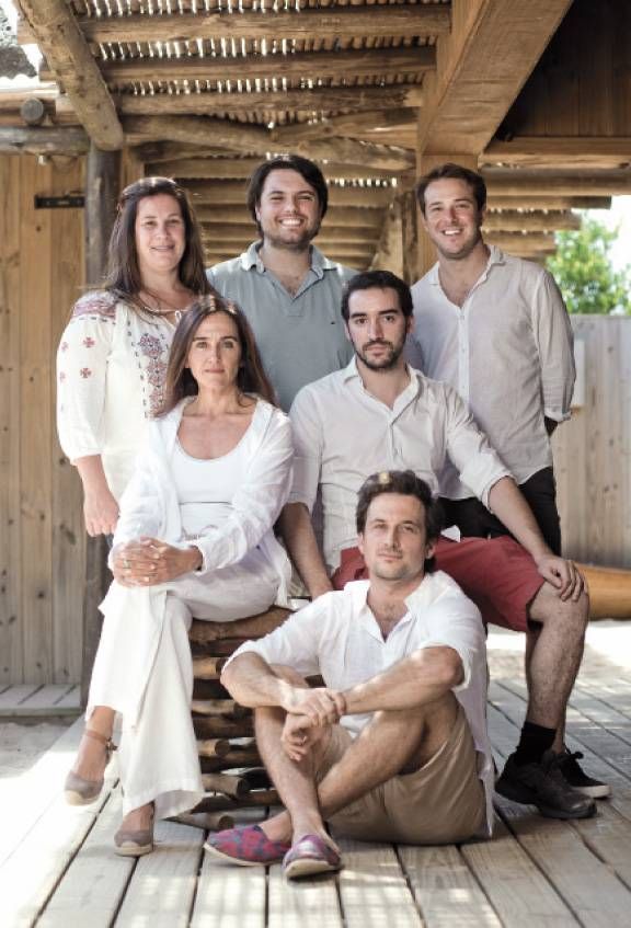 (Parados) Gabriela Iturria, Aurelian Bondoux, Juan Diego San Martín; (sentados) Florencia Sáder, Piero Atchugarry; (en el suelo) Joaquín Ruibal.