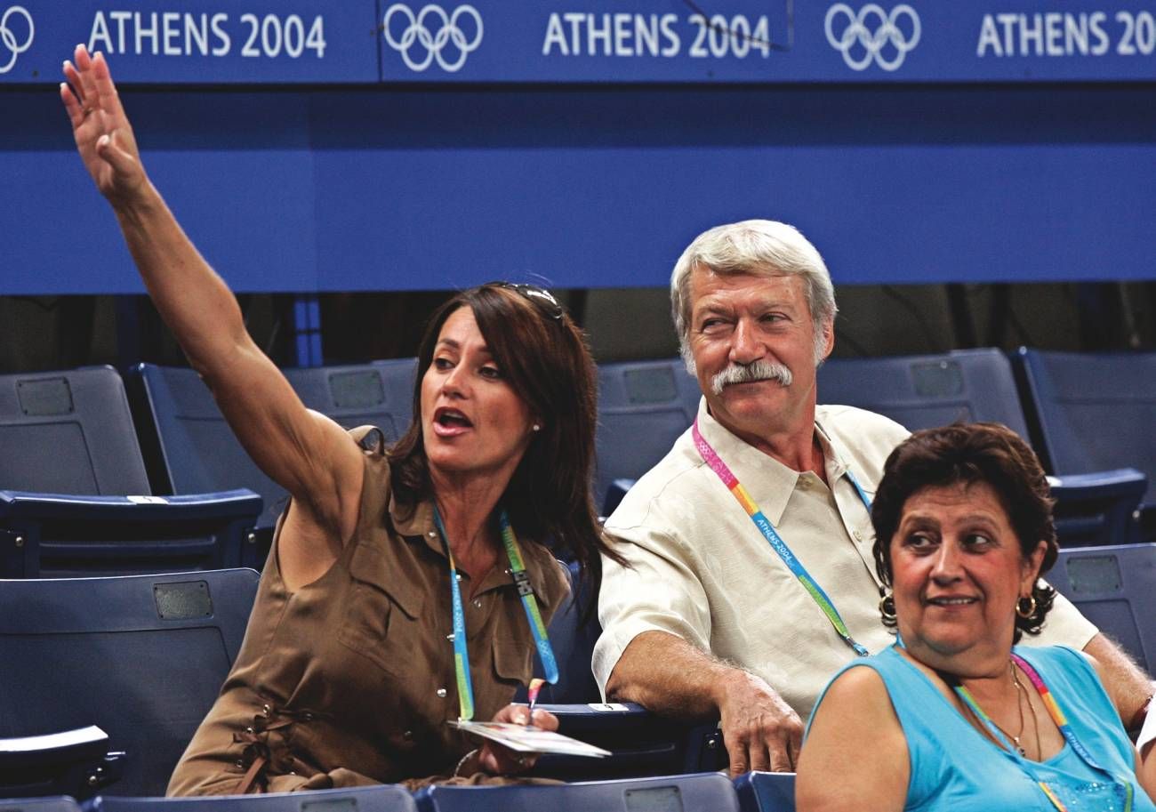 Nadia Comaneci y su entrenador Bela Karolyi en los Juegos Olímpicos de Atenas 2004.