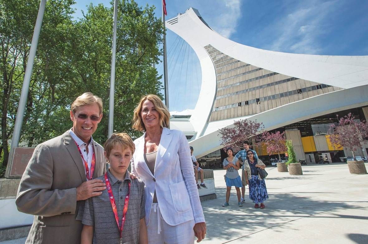 Nadia junto a su esposo, el exgimnasta estadounidense Bart Conner, y su hijo Dylan en el Estadio Olímpico de Montreal este año, cuatro décadas después de los Juegos Olímpicos de 1976.