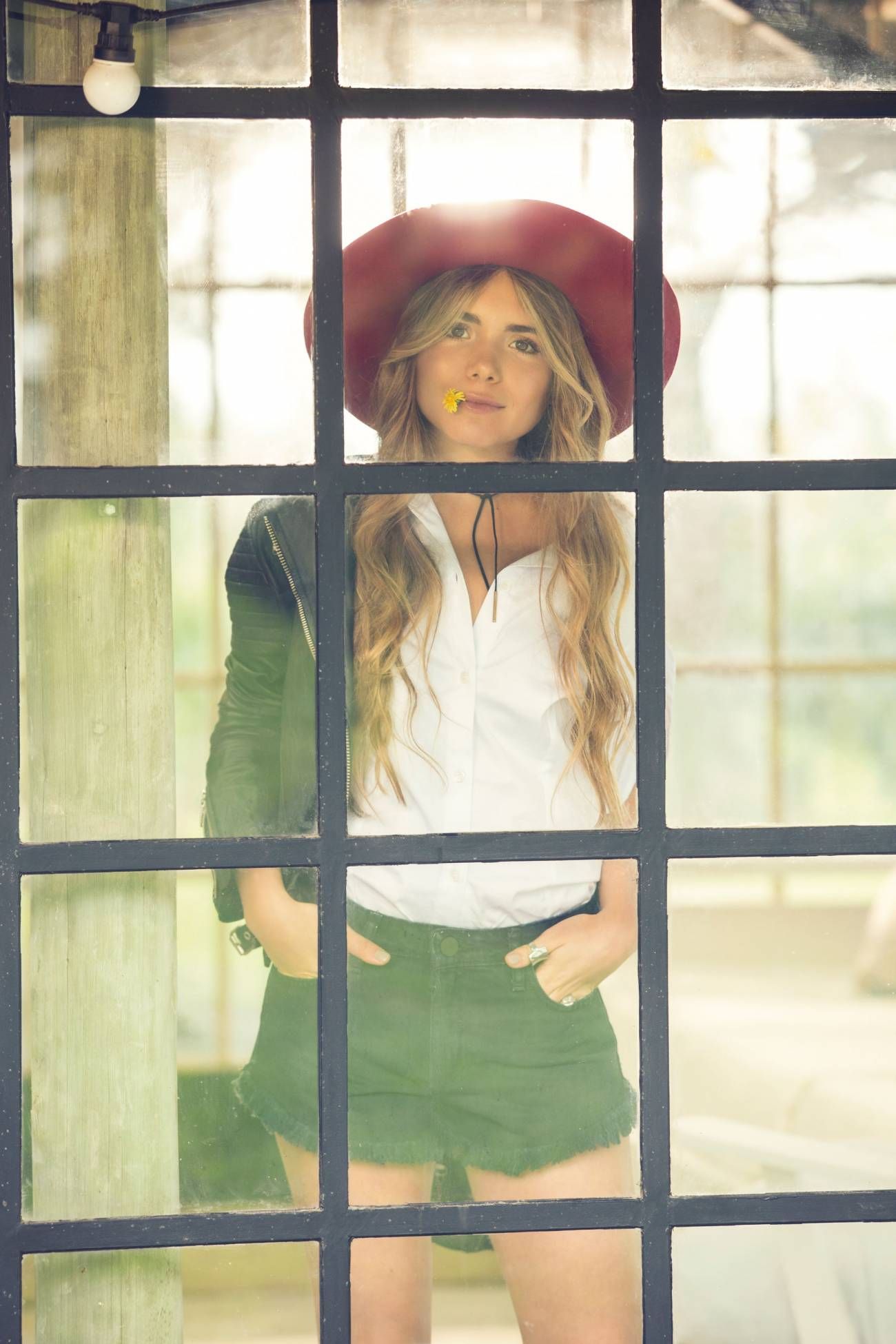 Campera Biker $ 27.600 | RAPSODIA Camisa blanca Moschino $ 8.160 | MAGMA Short de jean negro Ginebra $ 3.540 | MAGMA Collar negro $ 490 | ALDO