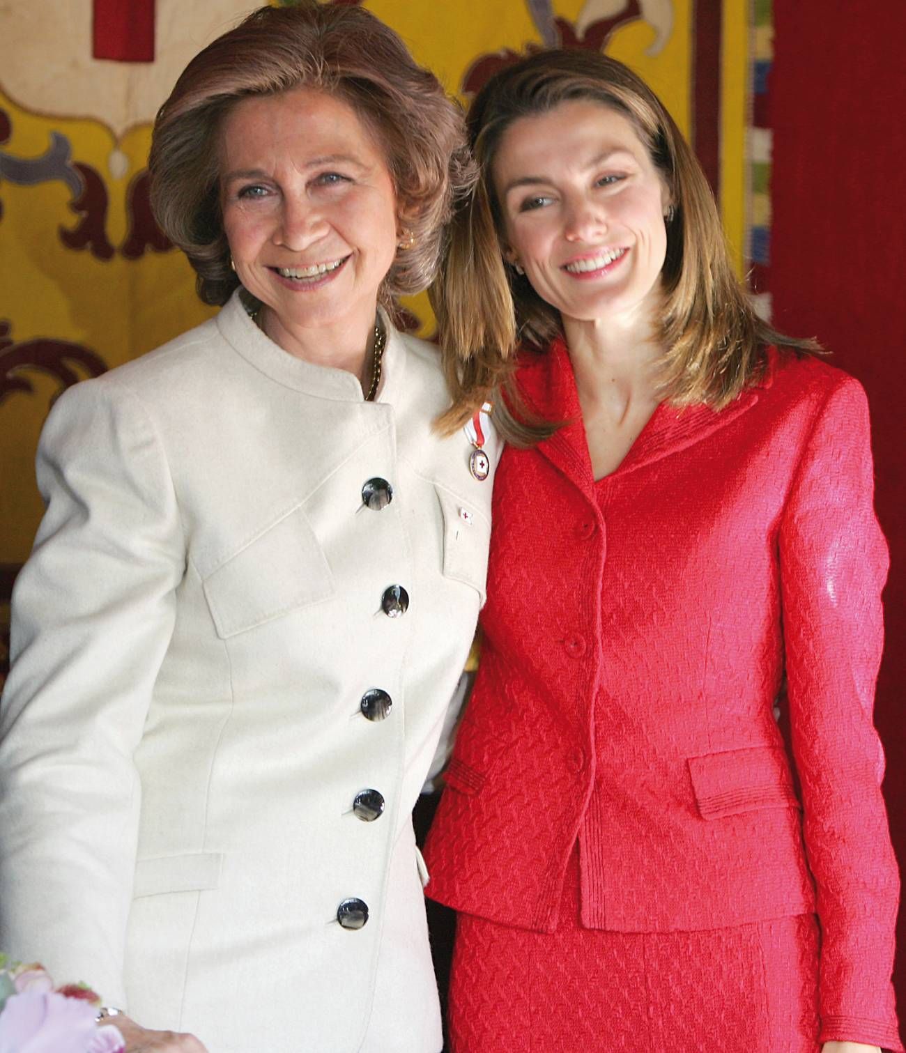 La relación entre la reina Letizia y la actual reina emérita Sofía no siempre fue mala. Al parecer, las mayores desavenencias tienen que ver con la crianza de las hijas de los Reyes, Leonor y Sofía, y con la exposición pública de las niñas.