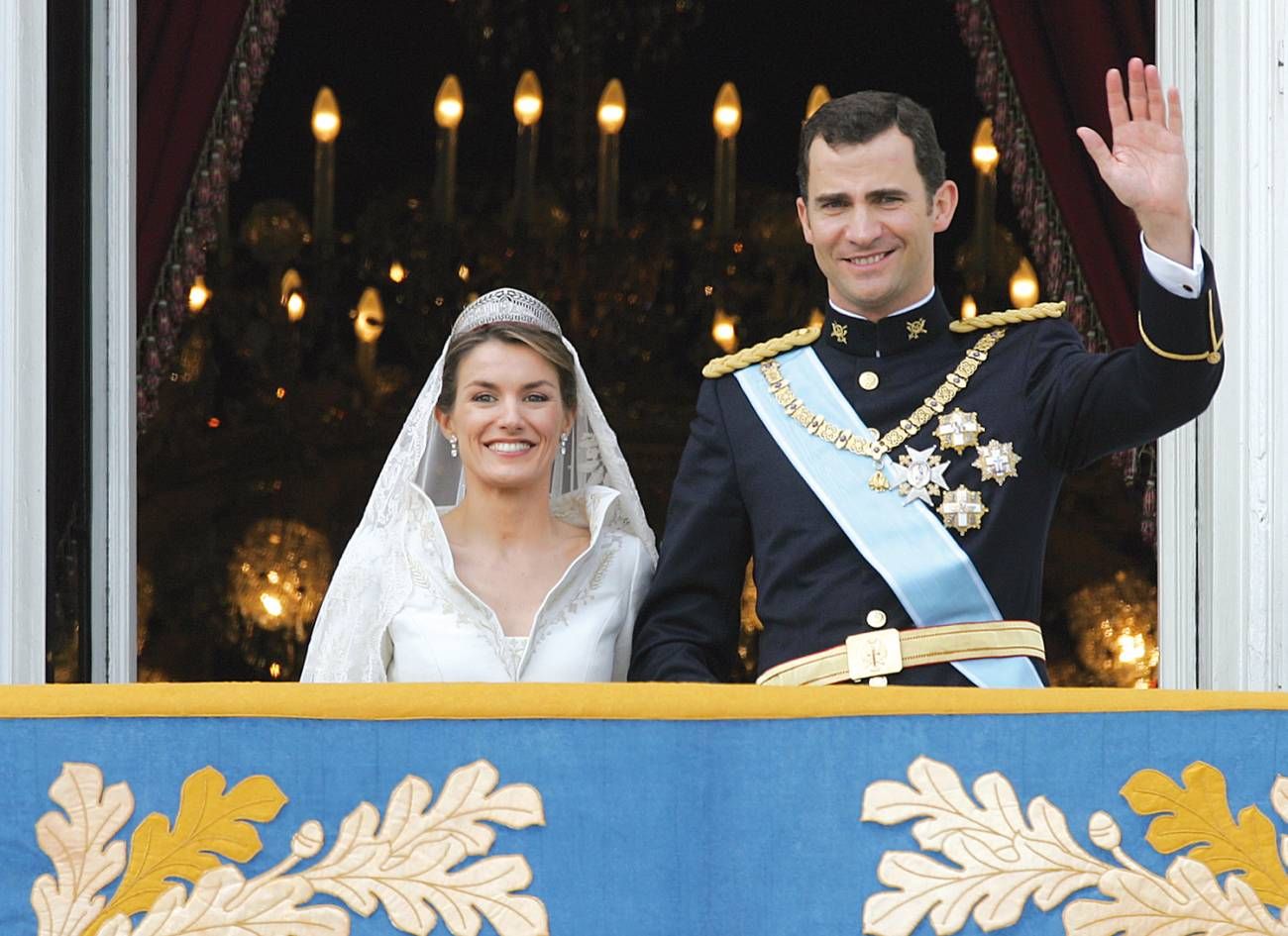 En octubre de 2002, el príncipe Felipe le pidió al periodista de TVE Pedro Erquicia que le presentara a la entonces reportera Letizia Ortiz Rocasolano. En noviembre de 2003 anunciaron su compromiso y el 22 de mayo de 2004 se casaron.