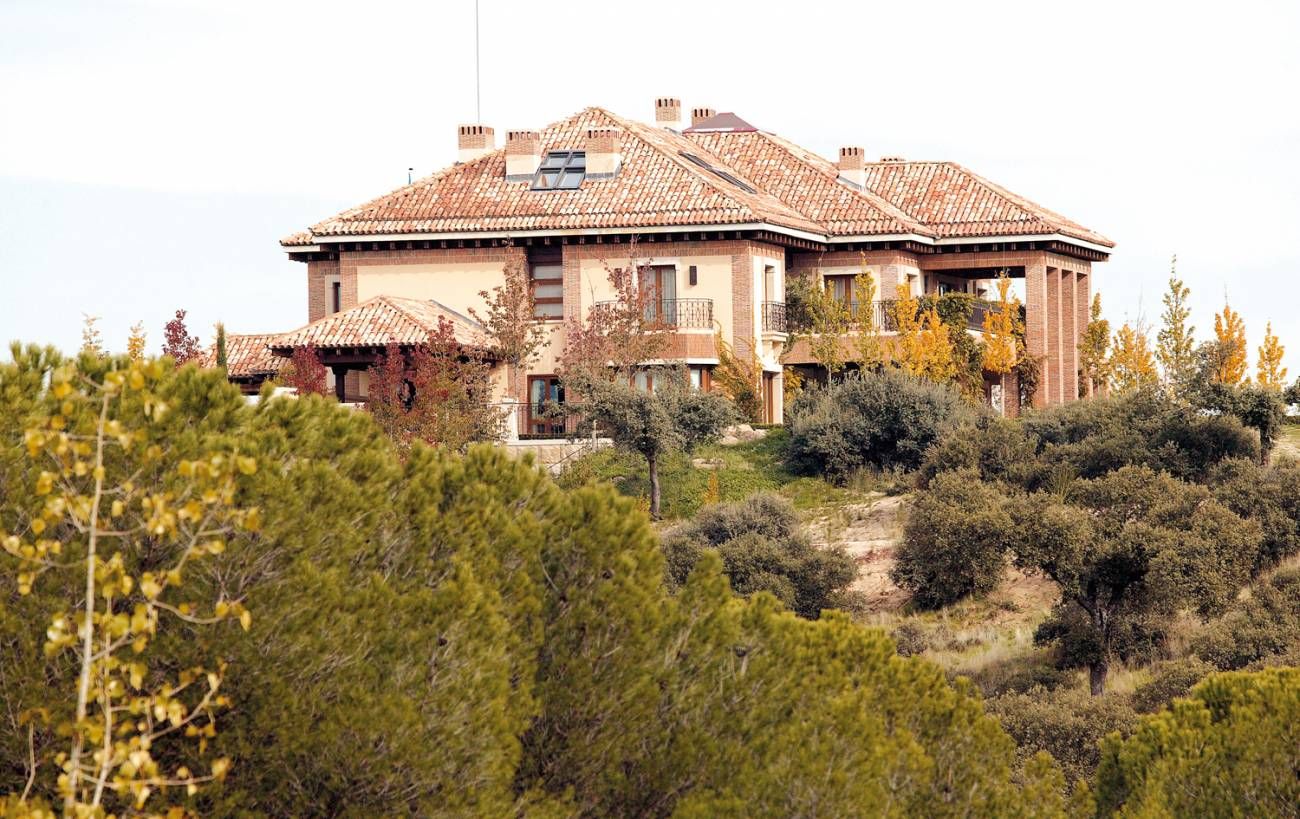 Los reyes Letizia y Felipe viven en el Pabellón del Príncipe, situado a un kilómetro de distancia y en el mismo predio que el Palacio de la Zarzuela, en donde viven los Reyes eméritos Sofía y Juan Carlos.