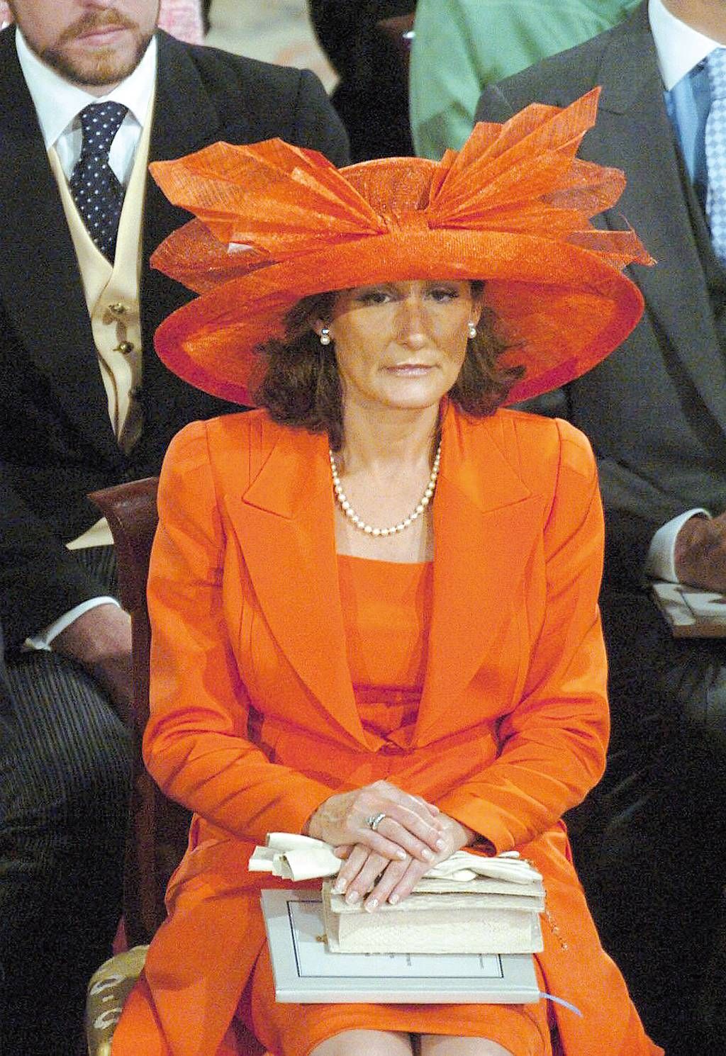 Aunque hay dos institutrices contratadas, cada vez es más habitual ver a la madre de Letizia, Paloma Rocasolano, en La Zarzuela, ocupándose de las niñas cuando ella viaja.