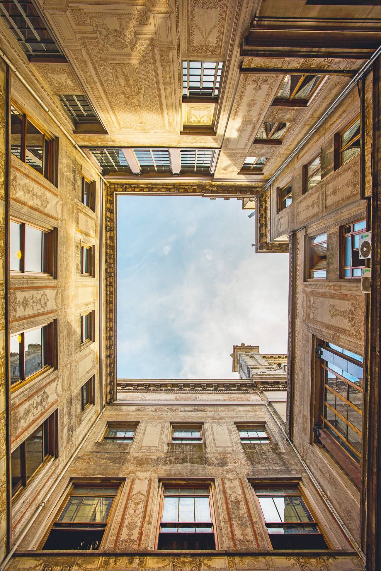 El Palacio Legislativo abre las puertas de 11 a 17 horas por la entrada principal. El recorrido se realiza por la planta principal y la biblioteca.