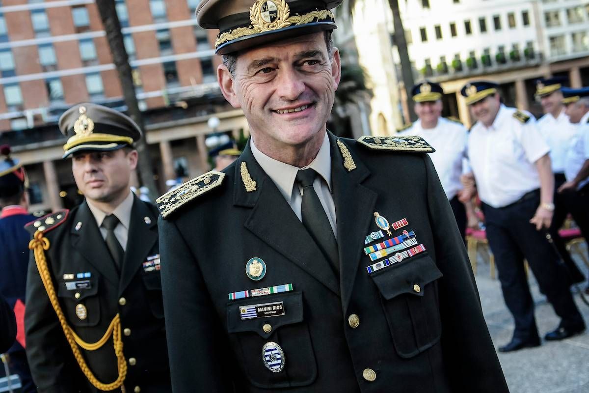 Guido Manini Ríos en la Plaza Independencia de Montevideo. Foto: Javier Calvelo / adhocFOTOS
