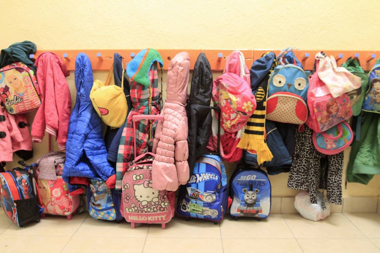 Mochilas y camperas de nños. Foto Nicolás Der Agopián