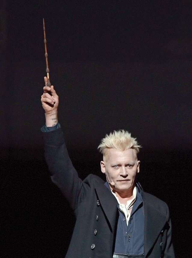 En su última aparición en público, en el Comic-Con, Johnny Depp llegó personificando a Gellert Grindelwald, su personaje en la película Animales fantásticos y dónde encontrarlos 2, y terminó abucheado por el público.