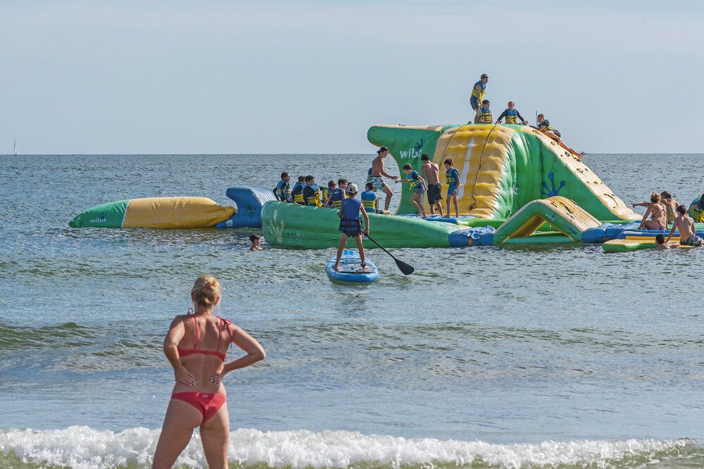 En la parada 11 de playa Mansa se ubica el parque acuático flotante Splash.
