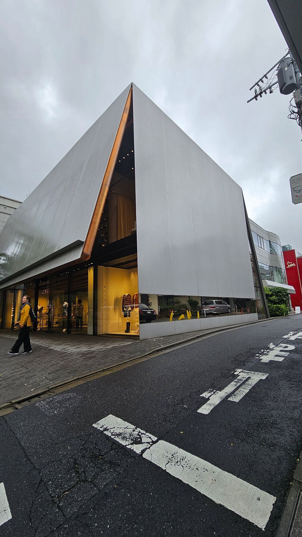 Destaca la arquitectura de las tiendas en Aoyama, Tokio.