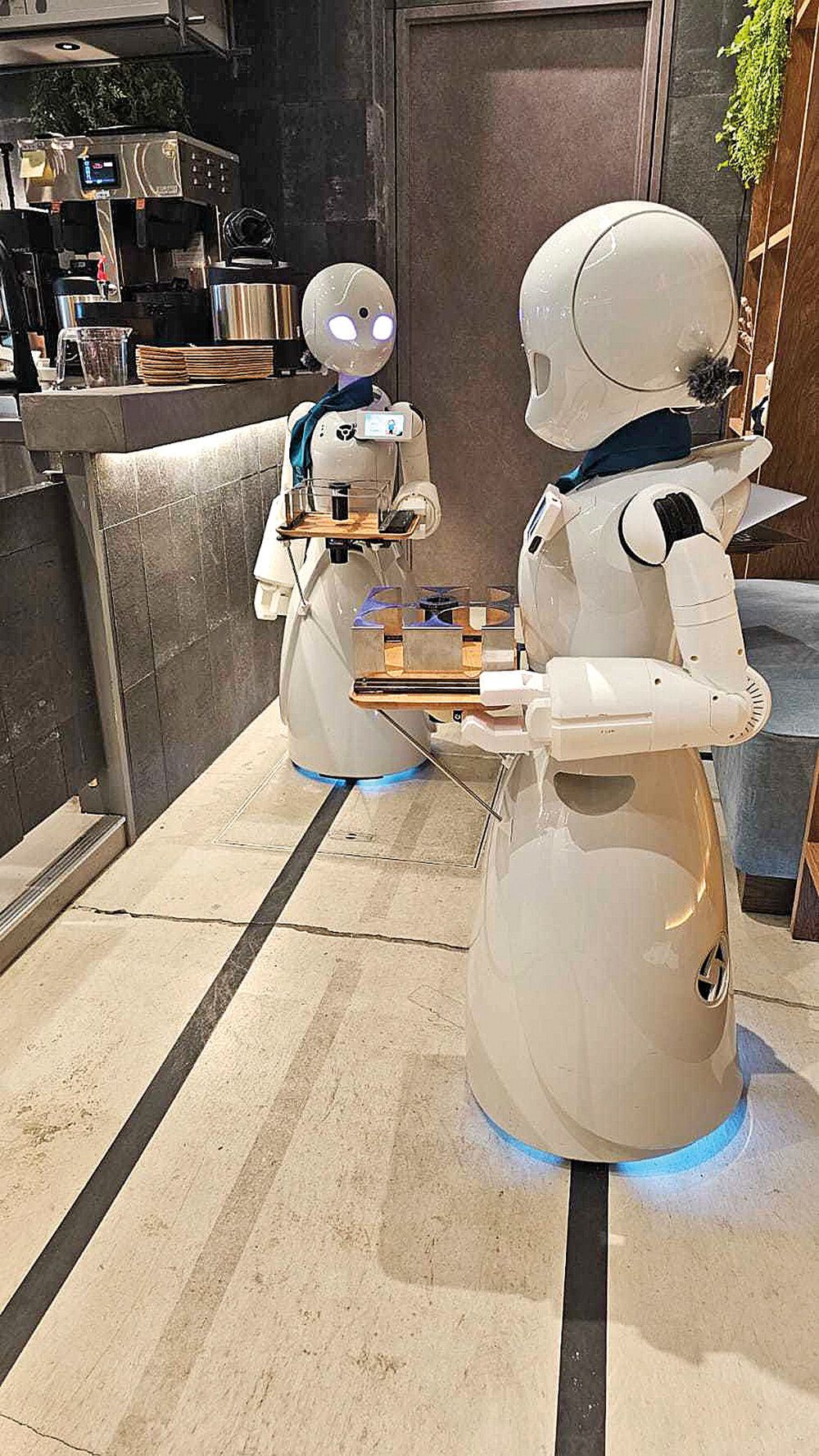<em>Los robots, que tienen cámara, micrófono y altavoz, reciben y atienden a los clientes. </em><em>Foto: Gabriela Pallares </em>