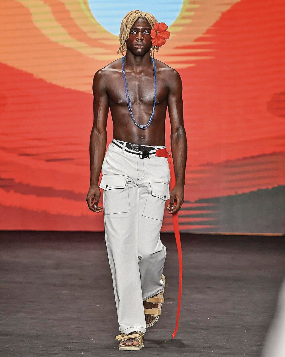 El desfile de Jefferson Vila Nova, firma de ropa masculina, se caracterizó por los ojales y bolsillos grandes y los looks monocromáticos en blanco, negro y rojo. 