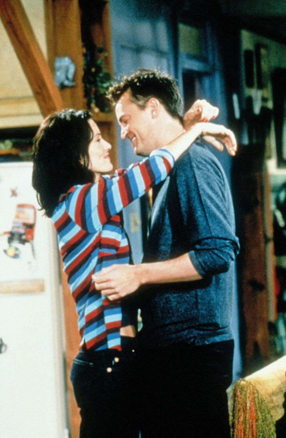 















Perry contó no haber superado nunca su amor por Mónica, es decir, por
la actriz Courtney Cox. Eso volvió al rodaje de Friends -donde eran pareja- tan hermoso como realista.



