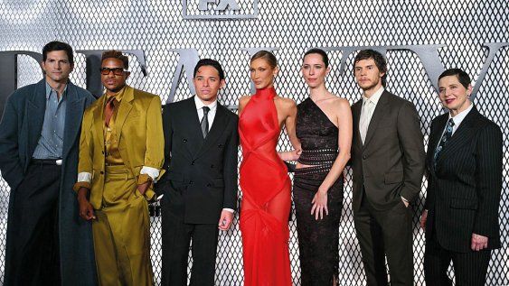 Además de Kutcher y Rossellini, el elenco está formado por Jeremy Pope, Anthony Ramos, Bella Hadid, Rebecca Hall y Evan Peters. Además de Kutcher y Rossellini, el elenco está formado por Jeremy Pope, Anthony Ramos, Bella Hadid, Rebecca Hall y Evan Peters.