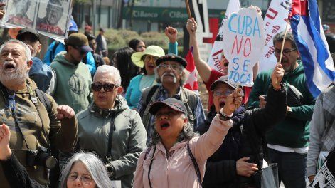Cientos de manifestantes protestan en México contra el endurecimiento de las restricciones desde Washington hacia Cuba y pedir que el país mantenga su apoyo a la isla ante la presión del gobierno estadounidense.