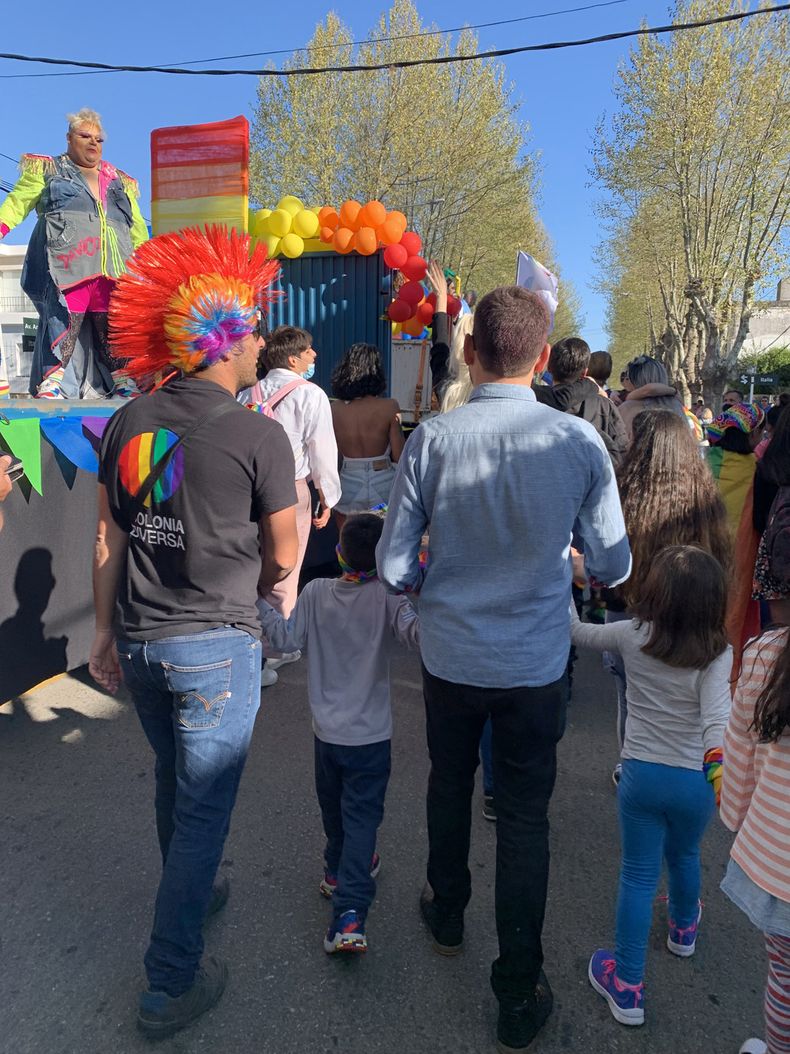 Una familia que está dando sus primeros pasos: Sebastián y Maxi de la mano con sus dos hijos adoptivos, hermanos biológicos de 5 y 6 años.