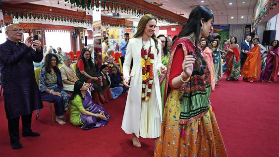 Durante su visita a la comunidad india de Leicester, la princesa Kate improvisó pasos de Bollywood en una ronda con bailarinas. Durante su visita a la comunidad india de Leicester, la princesa Kate improvisó pasos de Bollywood en una ronda con bailarinas.