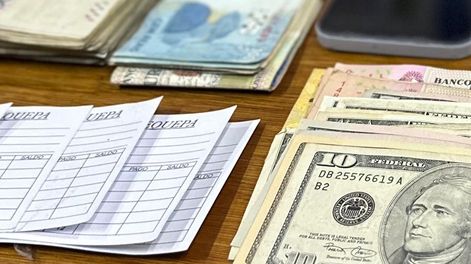 Material y dinero incautado a la red de prestamistas detenidos la semana pasada que operaban con la modalidad “gota a gota”.