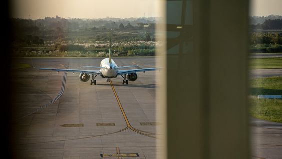 Avión se prepara para despegar en el Aeropuerto de Carrasco. Foto: Ricardo Antúnez / adhocFOTOS Avión se prepara para despegar en el Aeropuerto de Carrasco. Foto: Ricardo Antúnez / adhocFOTOS