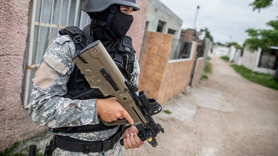 El operativo policial incluyó veinte puntos de Montevideo y Canelones. Foto: Mauricio Zina, adhocFOTOS