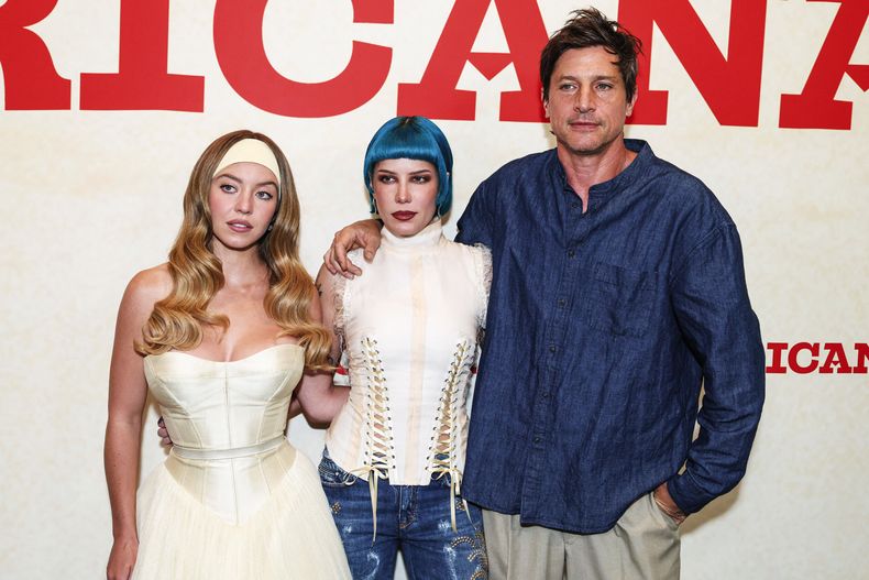 Las actrices Sydney Sweeney y Halsey (Ashley Nicolette Frangipane) con el también actor Simon Rex en la proyección especial de la película Americana en Los Ángeles, que significó el regreso público de Sweeney tras la polémica campaña publicitaria que protagonizó para American Eagle