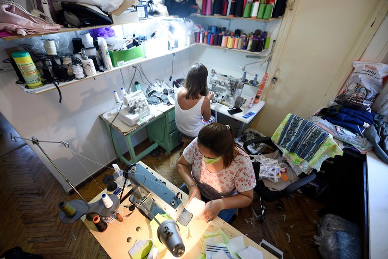 Un microtaller de confecciones en Pocitos, durante la pandemia del Covid-19