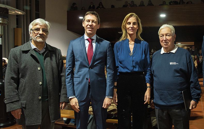 Pastor Oscar Geymonat, embajador de Francia Jean-Paul Seytre, presidenta del Sodre Adela Dubra y encargado en jefe del coro de los Niños Cantores de París François Polgár