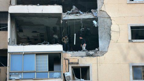 La gente inspecciona un edificio dañado después de un ataque aéreo israelí en el barrio de Haret Hreik, en el sur de Beirut, el 2 de marzo de 2026.