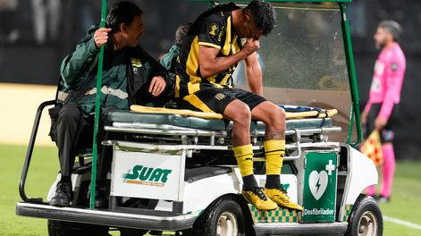 Maximiliano Olivera, capitán de Peñarol, se retira dolorido ante Juventud de Las Piedras, por la fecha 12 del Torneo Apertura de Primera División del fútbol uruguayo.