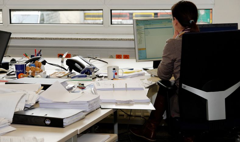 Las mujeres tienen el doble de probabilidades que los hombres de trabajar en empleos con alto riesgo de ser reemplazados