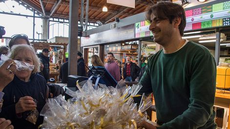 El sirio Ahmed Adnan Ahjam, ex-preso de Guantánamo, ofrece dulces en la inauguración de su tienda de gastronomía árabe en el Mercado Agrícola. Foto: AFP