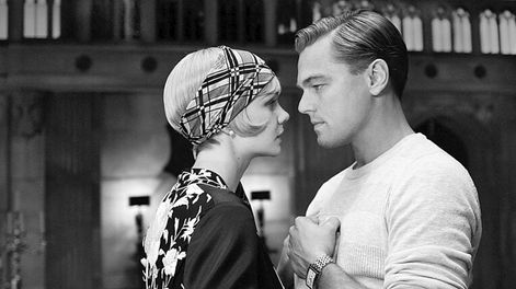 imagen de Scott Fitzgerald detrás de la parafernalia