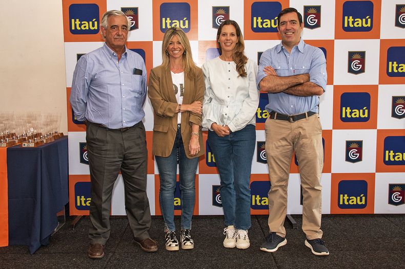 El presidente del Club de Golf del Uruguay Santiago Fernández Secco y María Noel Coates con la gerenta de Personal Bank Carolina López y el director de Banca Minorista Ignacio Arechavaleta, de Banco Itaú
