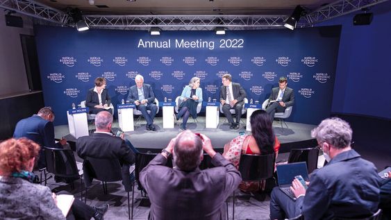 Uno de los paneles en el foro de líderes reunidos en Davos, otra vez en modo presencial. Foto: Foro Económico Munidal Uno de los paneles en el foro de líderes reunidos en Davos, otra vez en modo presencial. Foto: Foro Económico Munidal