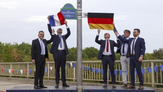 El canciller alemán Friedrich Merz (2-I) y el cónsul general francés para el Sarre, Jerome Spinoza (3-D), revelan las señales de tráfico durante la inauguración de la calle Helmut-Kohl-Strasse y la calle François Mitterrand en Saarlouis, Alemania, el 28 de setiembre de 2026.