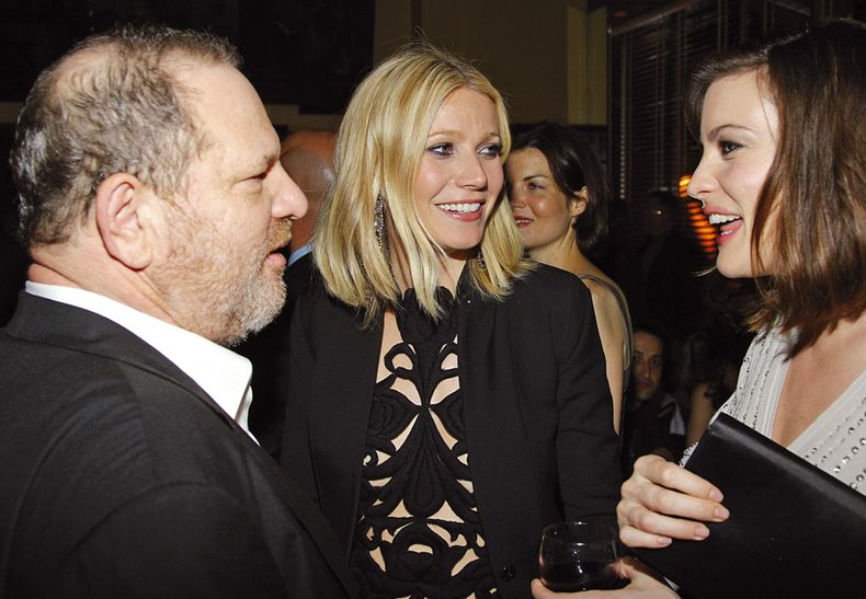 Gwyneth Paltrow también fue víctima de Weinstein hace más de 20 años. Él la citó en su suite después de ofrecerle el papel protagónico en Emma y la invitó a pasar, pero ella se negó.