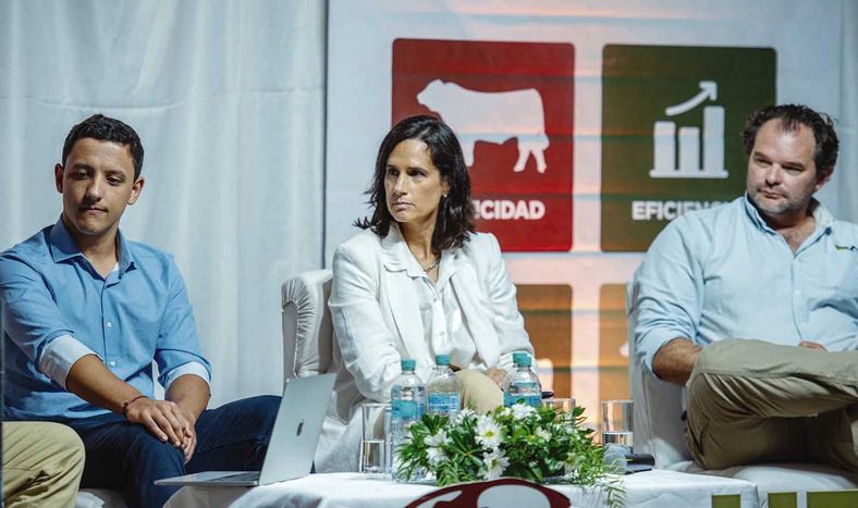 El investigador de Ceres, Martín Alesina; la gerente de Estrategia e Innovación del INAC, Inés Invernizzi; y el coordinador ganadero de Fucrea, Gonzalo Ducos, en el foro Visión Futuro Ganadero, organizado por Hereford Uruguay