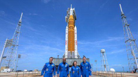 Los astronautas estadounidenses Reid Wiseman, Victor Glover y Christina Koch, y el canadiense Jeremy Hansen, el 30 de marzo de 2026 en Cabo Cañaveral, Florida.