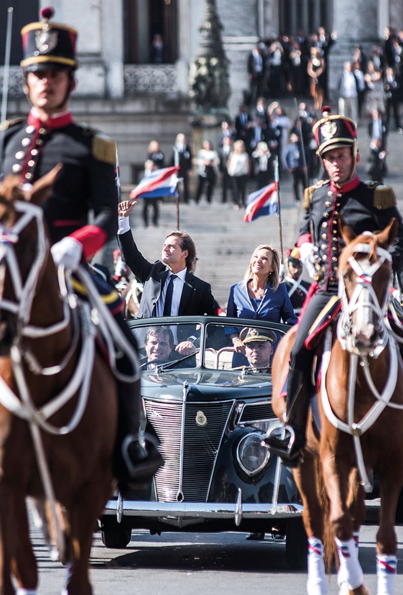 La vicepresidenta Beatriz Argimón y el presidente Luis Lacalle Pou se trasladaron a la plaza Independencia en un Ford V8 de 1937, perteneciente a su bisabuelo, Luis Alberto de Herrera, y utilizado por su padre, Luis Lacalle Herrera.