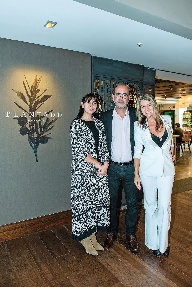 Hyatt Claudia Lambiris, director periodístico de Búsqueda Andrés Danza y gerenta comercial de grupo Magnolio Karen Jawetz