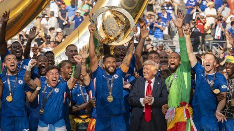Reece James (c) de Chelsea levanta el trofeo de campeón del Mundial de Clubes junto al presidente de los Estados Unidos, Donald Trump