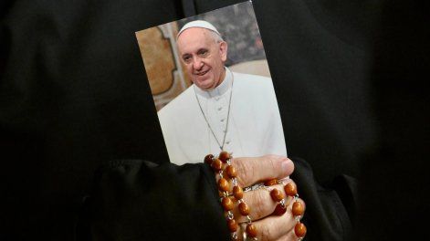 Rezo del rosario por el Papa Francisco en la Plaza de San Pedro.
