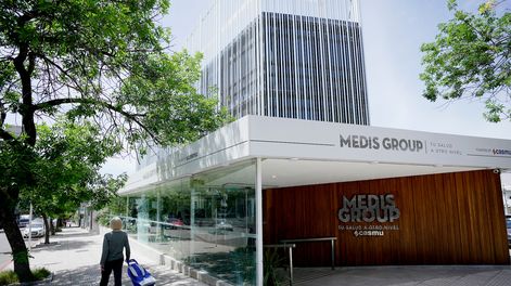 Fachada del policlínico de Medis Group
