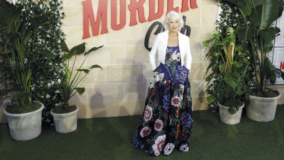 La actriz Helen Mirren llevó un vestido con estampas florales de Alice+Olivia. La actriz Helen Mirren llevó un vestido con estampas florales de Alice+Olivia.