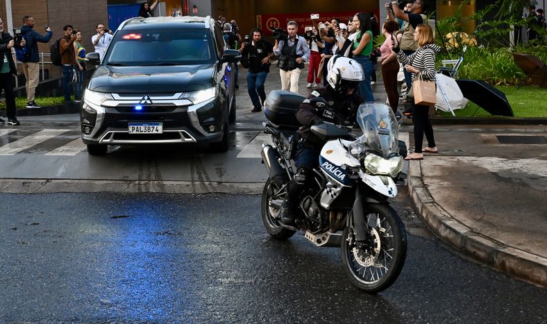 Un convoy de la Policía Federal escolta a Jair Bolsonaro a su salida del Hospital DF Star, donde fue sometido a una cirugía de hernia inguinal y un bloqueo del nervio frénico, en Brasilia el 1 de enero de 2026.
