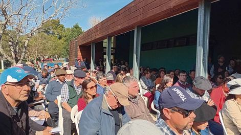 Colonos y aspirantes a colonos en la reunión del pasado 10 de setiembre en la Meseta de Artigas, en Paysandú.