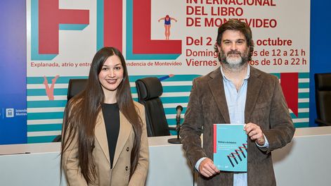 Stefani Cossatti, de Fundación Cultura Universitaria, y el autor Mateo Bervejillo.