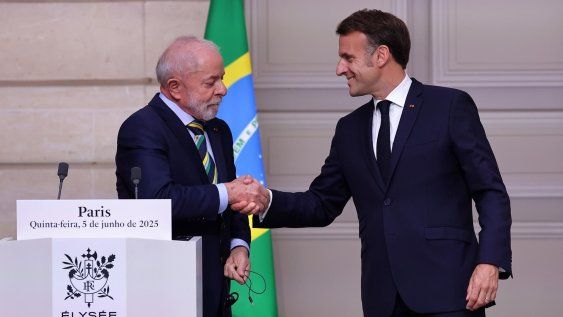 El presidente francés, Emmanuel Macron, estrecha la mano del presidente brasileño, Luiz Inácio Lula da Silva, durante una conferencia de prensa conjunta en el Palacio del Elíseo en París, Francia, el 5 de junio de 2025 El presidente francés, Emmanuel Macron, estrecha la mano del presidente brasileño, Luiz Inácio Lula da Silva, durante una conferencia de prensa conjunta en el Palacio del Elíseo en París, Francia, el 5 de junio de 2025
