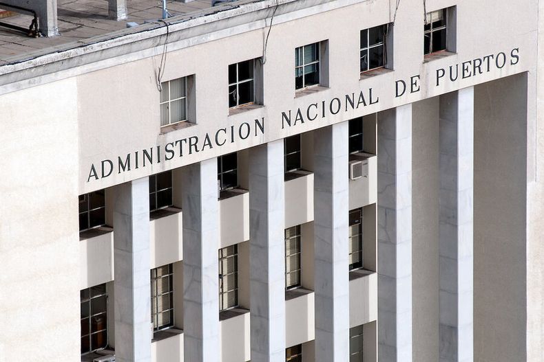 Edificio de la Administracion Nacional de Puertos. Foto: Ricardo Antúnez / adhocFOTOS